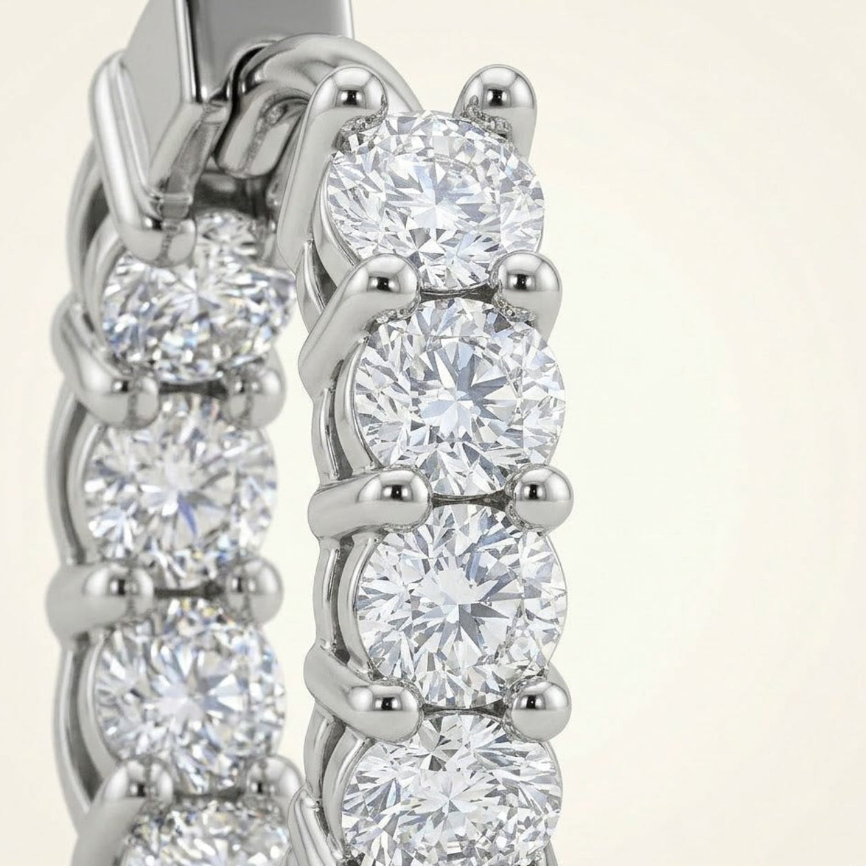 Huggi Hoop Earing Round